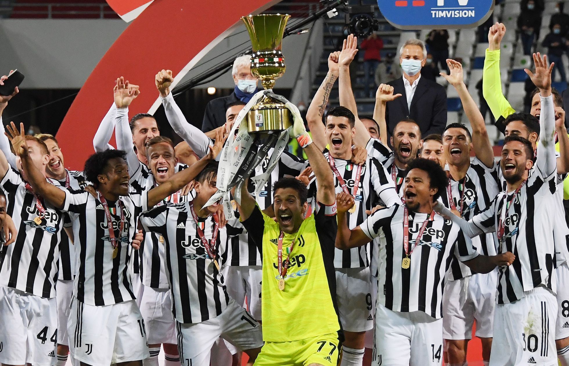 La plantilla al completo del Juventus Football Club celebrando su victoria.