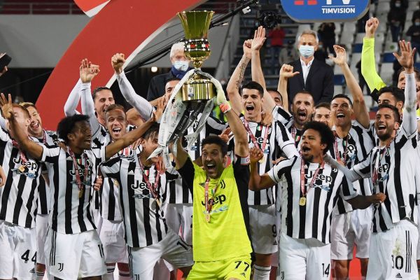 La plantilla al completo del Juventus Football Club celebrando su victoria.